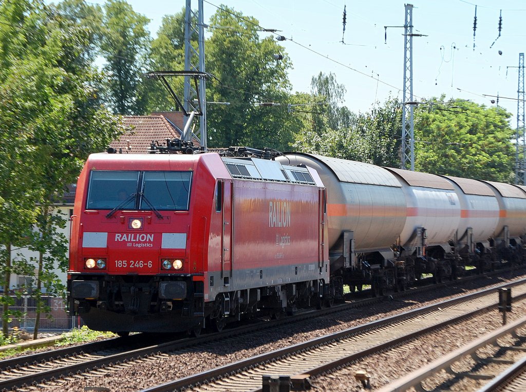 185 246-6 mit einem Ganzzug Gasdruckkesselwagen Richtung Bernau am 27.07.09 