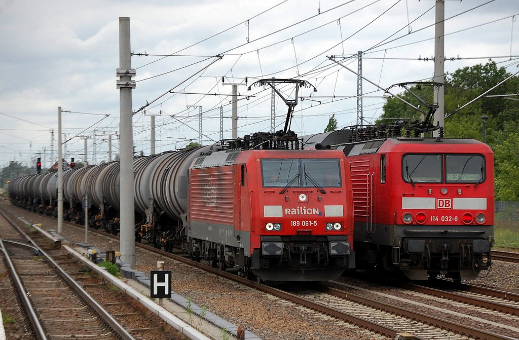 189 061-5 mit Kesselwagenzug Richtung Innenstadt begegnet dem RE3 Richtung Schwedt(Oder) angeschoben von 114 032-6, 26.06.12 Berlin-Blankenburg.  
