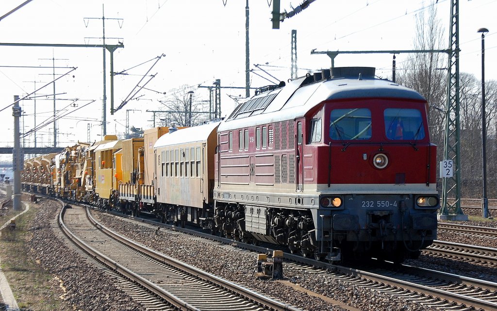 232 550-4 der DB Bahnbau Gruppe (DGT) mit Gleisreinigungzug (RM 801-2, BRM 162 u.a.) bei der Durchfahrt im Bhf. Flughafen Berlin-Schnfeld, 22.03.12