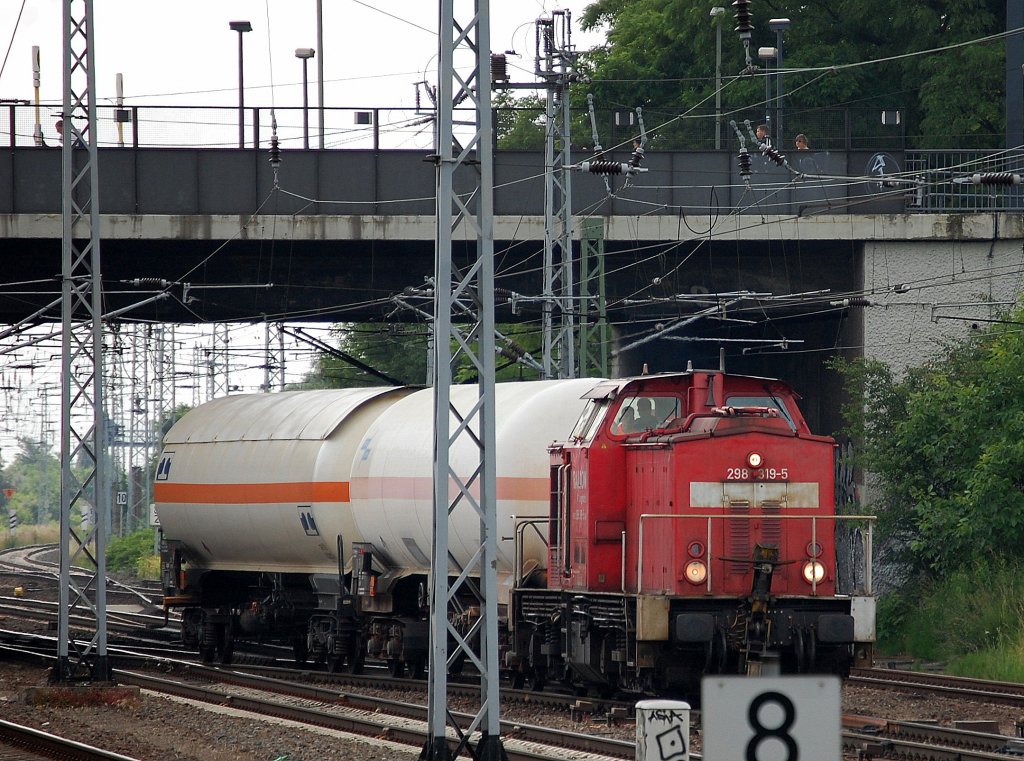 298 319-5 mit zwei Gasdruckkesselwagen unterwegs Richtung Berlin Industriebergabegebiet Nordost, 01.07.13 Berlin-Springpfuhl.