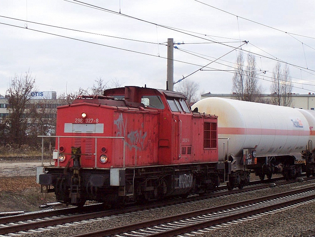 298 327-8 (98 80 3298 327-8 D-DB, Bj.1983) mit einigen Gasdruckkesselwagen Richtung Berlin-Blankenburg, Januar 2007 Berlin-Pankow. (Aktuell abgestellt nach Unfall Mrz 2010)