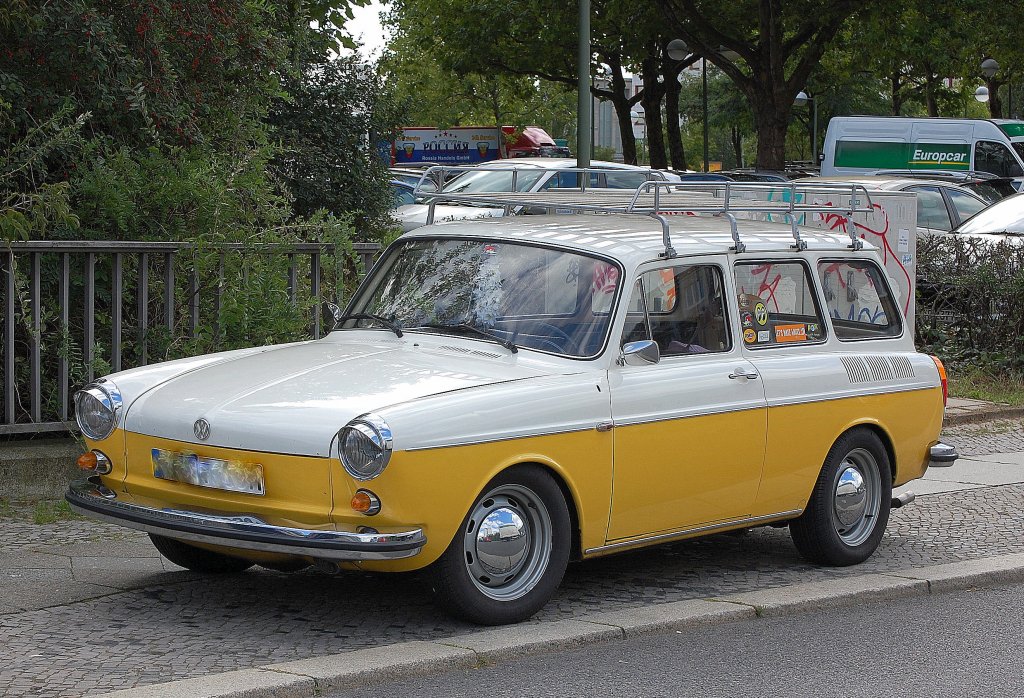 Ab 1961 produzierte VW den Typ 3, der VW 1500 Variant (Kombi) als Zweitrer bis 1973, wenn man sich diesen sehr gepflegten Wagen so anschaut, ist die hnlichkeit zum Trabant der DDR unverkennbar, zumindestens zu diesem Zeitpunkt in den 60r Anfang 70r war man also gar nicht soweit voneinander entfernt in punkto Aussehen, 07.09.10 Berlin-Charlottenburg. 