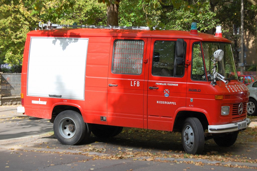 lteres inzwischen privat genutztes Feuerwehreinsatzfahrzeug, einst ein LFB der FREIWILLIGEN FEUERWEHR NIEDERKAPPEL, ein MB 508 D Transporter am 23.09.11 Berlin-Pankow. 