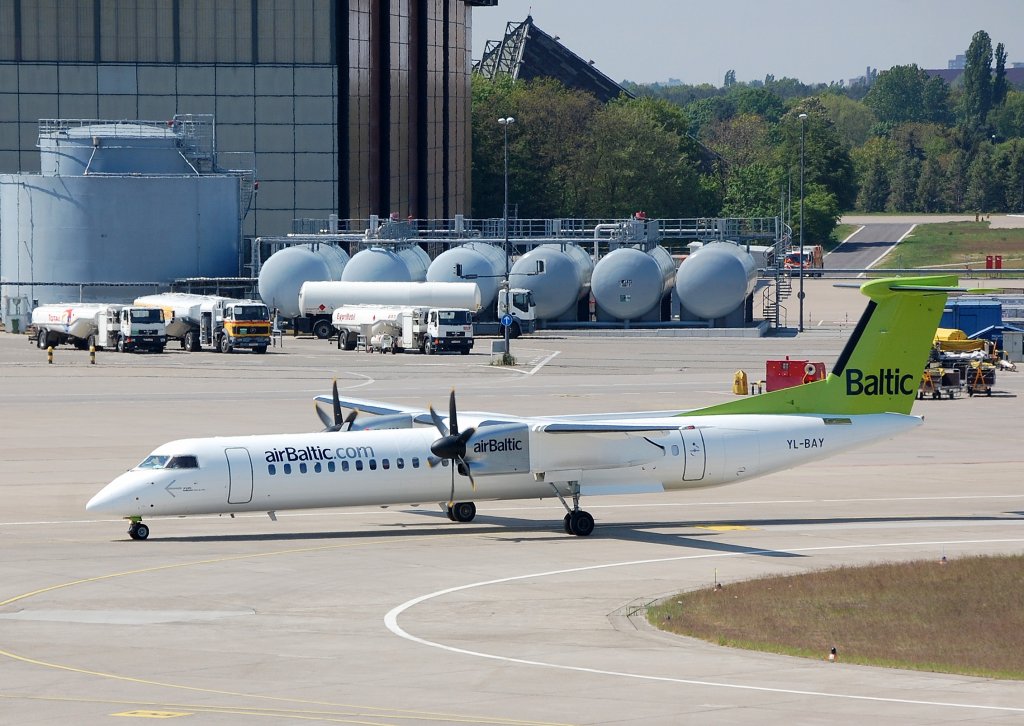 Air Baltic mit einer De Haviland Canada DHC-8-402Q (YL-BAY) auf dem Weg zur Parkposition Flughafen Berlin-Tegel, 06.05.11