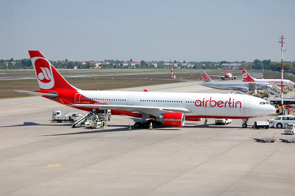 Air Berlin Airbus A330-223 (D-ALPD) am 06.05.11 auf Parkposition Flughafen Berlin-Tegel, 06.05.11