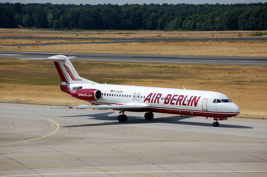 Air Berlin Fokker F-100 (D-ACPD) am 22.06.08 Flughafen Berlin Tegel.