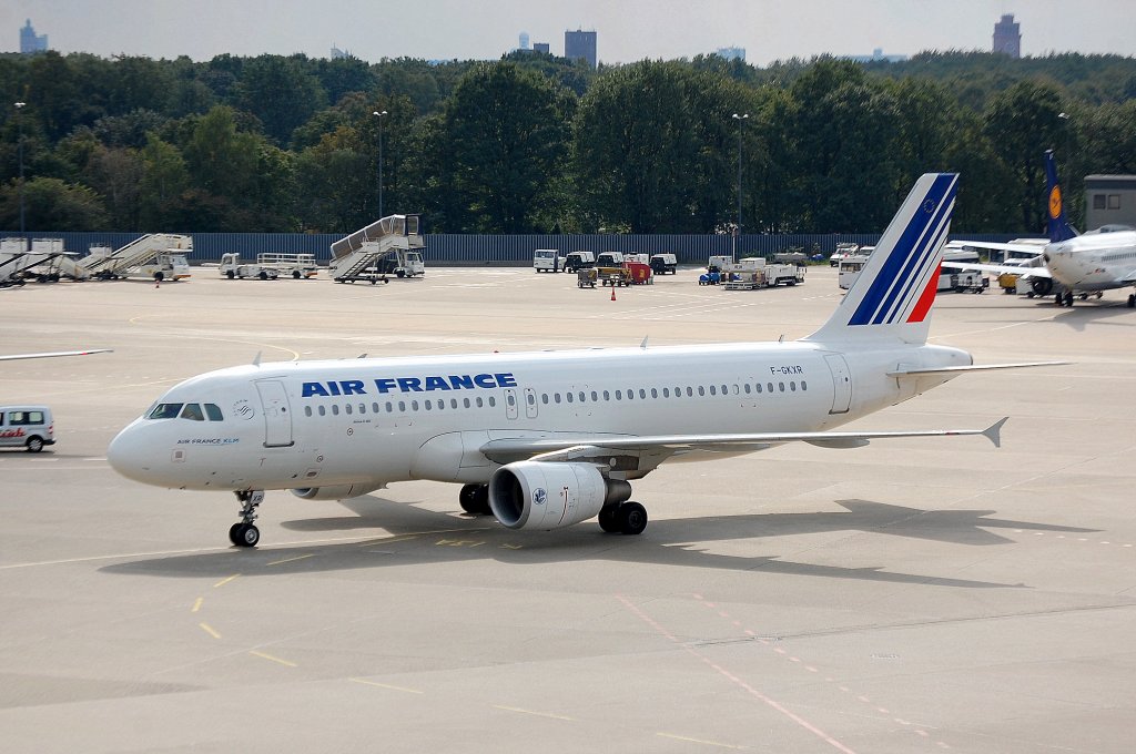 Air France mit Airbus A320-214 (F-GKXR) auf dem Weg zum Gate, 17.09.11 Flughafen Berlin-Tegel.