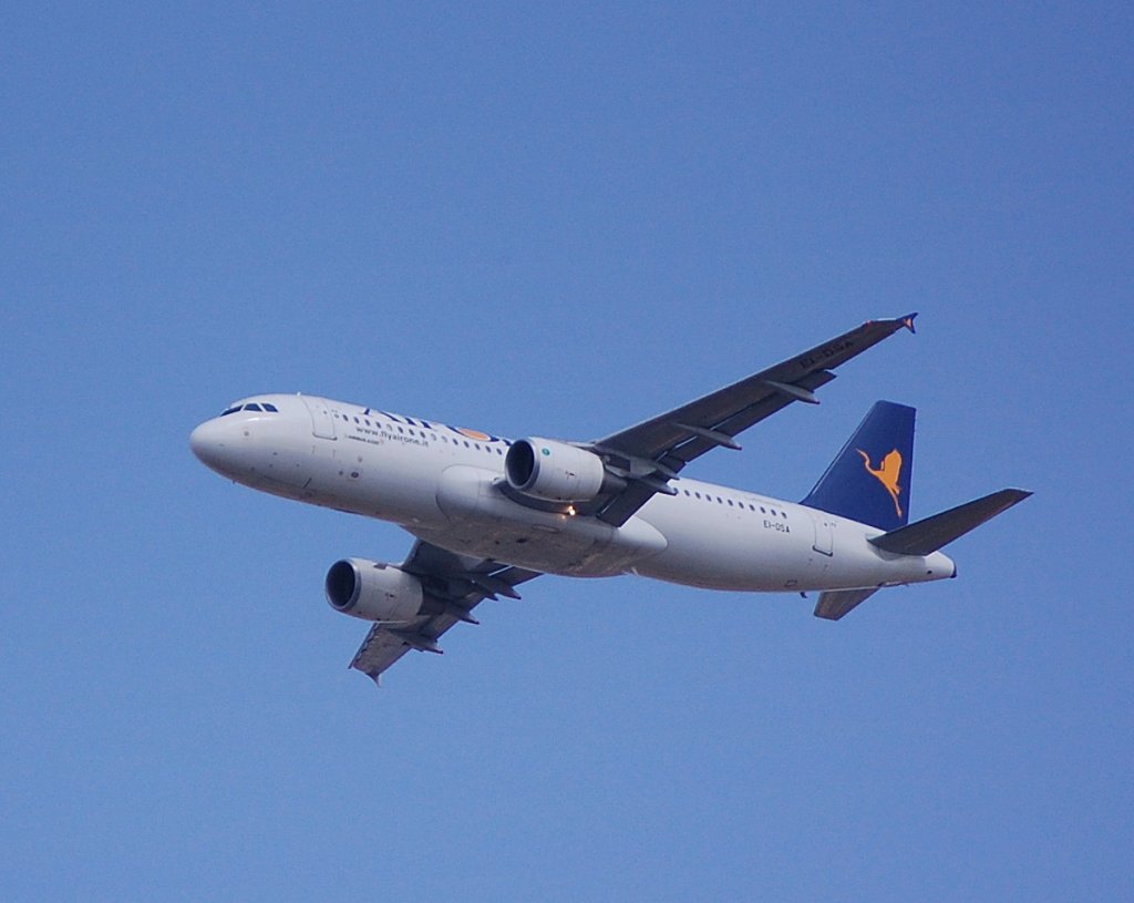 Air One Airbus A320-216 (EI-DSA) im Sommer 2009 beim Landeanflug Flughafen Berlin Tegel ber Berlin Pankow.