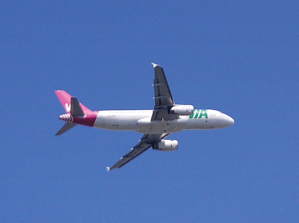 Air VIA eine bulgarische Charterflugesellschaft mit Airbus A 320-232 (LZ-MDA) am 19.05.09 kurz nach dem Start in Berlin-Tegel.