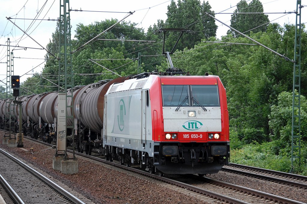 Akiem Mietlok von ITL 185 650-9 mit Kesselwagenzug (Benzol-Transport) Richtung Berlin-Grunewald auf dem Berliner Innenring Hhe Berlin Jungfernheide, 26.06.13 