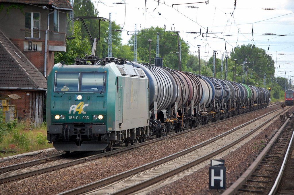 Alpha Trains Leasinglok 185-CL 006 (91 80 6185 506-3 D-VCD, Bj. 2001)  in Diensten von R4C mit Kesselwagenleerzug ber Bernau Richtung Schwedt, 22.06.10 Berlin-Buch