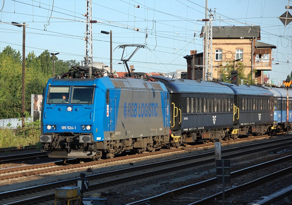 Alpha Trains Leasinglok HGK-Lok 185 526-1 (94 80 0185 526-1, Bj.2003) mit den schwedischen Nachtugwagen aus Malm Richtung Abstellpunkt Bhf. Berlin-Lichtenberg am 31.07.09 Berlin Greifswalder Str.