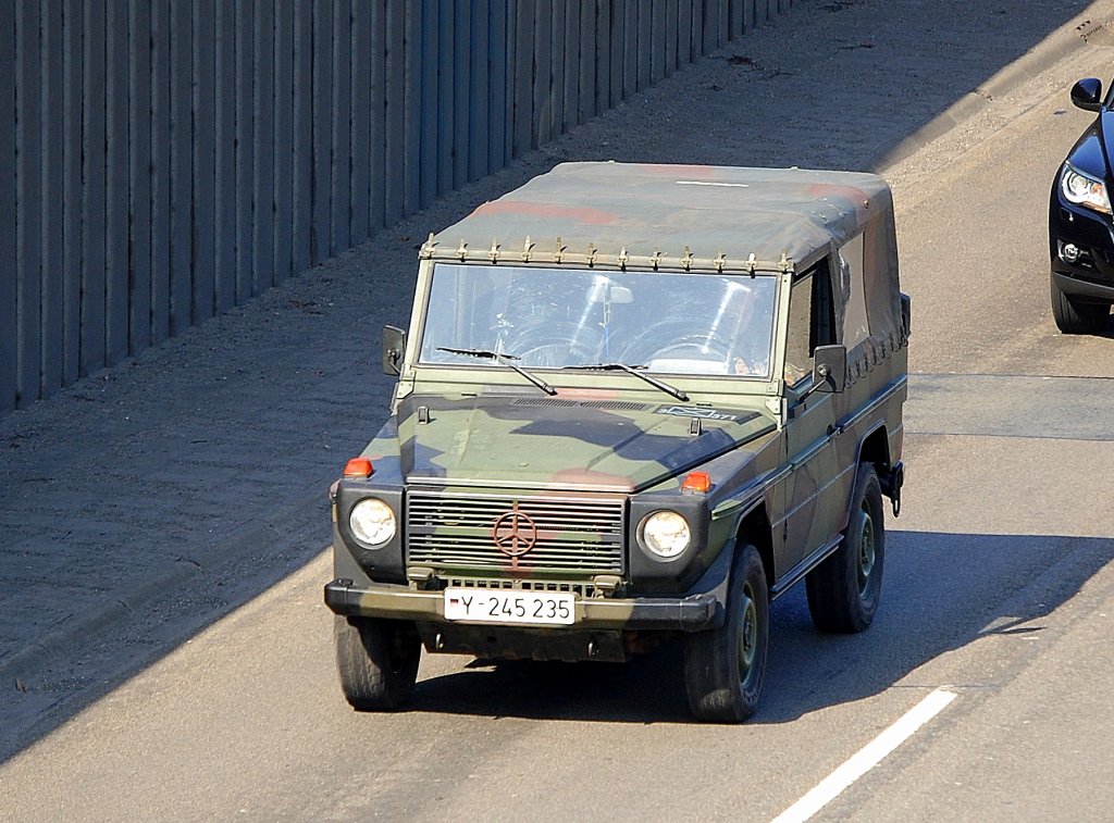 als leichte LKW werden die Glndewagen vom Typ MB 250 GD/290GD  Wolf  der Bundeswehr bezeichnet, 25.03.10 Berliner Stadtautobahn Hhe Knobelsdorffstr.