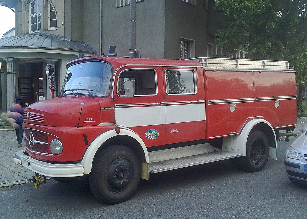 Altes Oldtimer Feuerlschfahrzeug, ein MB 1113 mit Metz Aufbau in Privatbesitz, 24.07.11 Berlin-Buch.
