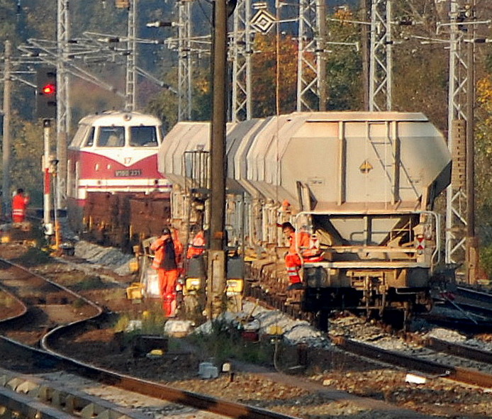 Am 08.10.08 fanden Gleisbauarbeiten zwischen Berlin-Karow und Berlin-Buch statt, beteiligt in der Ferne u.a. die V180 731/PBSV 17 (LKM, Bj.1968, ex DR 118 731, Typ V 180 CC)mit Schotterwagen im Bauzugeinsatz.