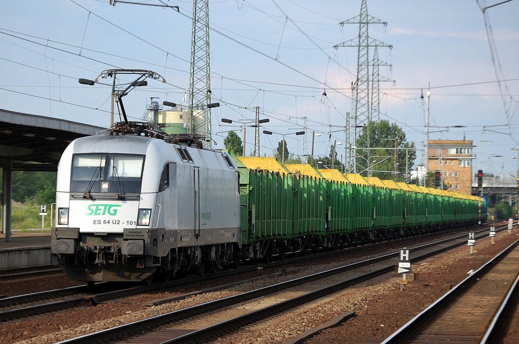 Am fhen Abend kehrt dann die ES 64 U2-101 der Raildox GmbH mit einem Holzzug zurck, 05.08.10 Durchfahrt Bhf. Flughafen Berlin-Schnefeld.