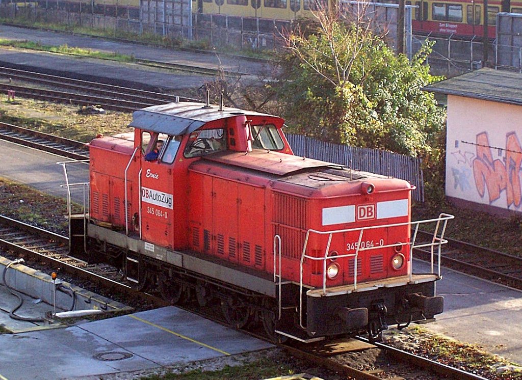 Auch diese 345 064-0  Ernie  der DB AutoZug an der Waschanlage fr DB-Nachtwagen an der Warschauer Brcke Berlin-Friedrichshain im Sommer 2007 ist eine der letzten ihrer BR in DB-Diensten.