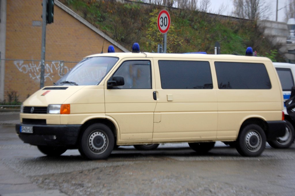 Auch dieser helle VW Transporter T?, ein Spezialfahrzeug der Bundespolizei war am 15.11.08 bei der Demonstration in Berlin-Pankow.