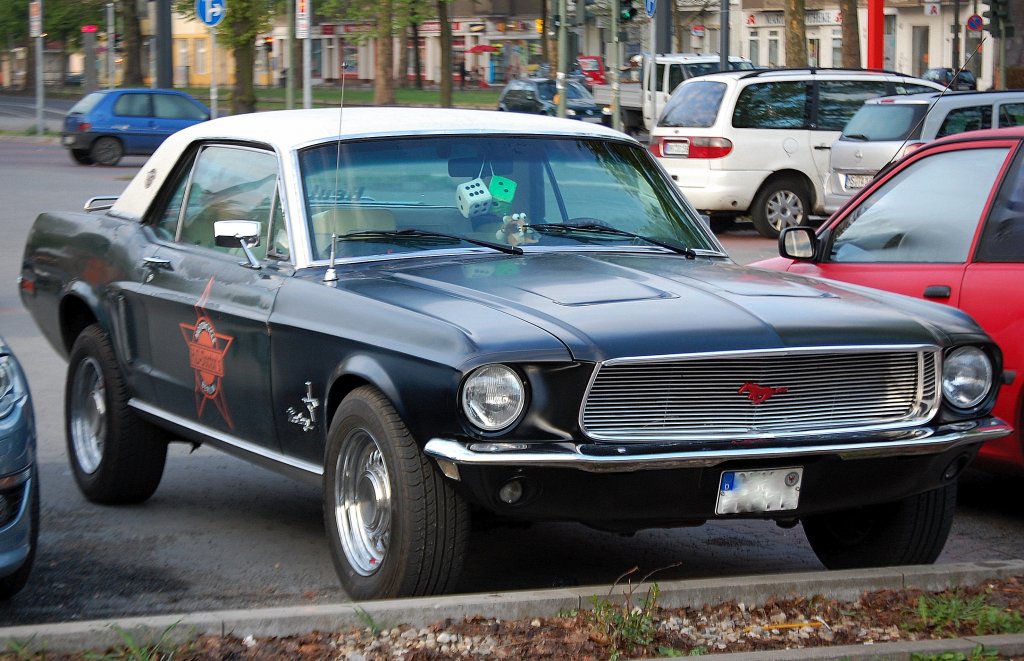 Auch dieser Kraftprotz aus den USA ist aus vielen Filmen bekannt, dieses Sportcoup wird seit 1964 in verschiedensten Varianten produziert, ein Ford Mustang (im Bild eine 70r Jahre Variante), 28.04.10 Berlin-Pankow 