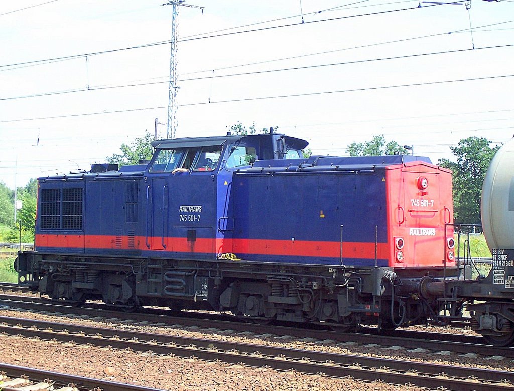 Auch eine private tschechische Firma, die Railtrans s.r.o. hat u.a. ehemalige DR V100.1 im Fahrzeugbestand als BR 745, es ist die 745 501-7 (92 54 2745 501-7 Cz-RTT, Bj.1970), in Deutscland zuletzt als BR 203 eingestuft, hier mit Kesselwagen im Sommer 2007 bei der Durchfahrt im Bhf. Flughafen Berlin-Schnefeld.