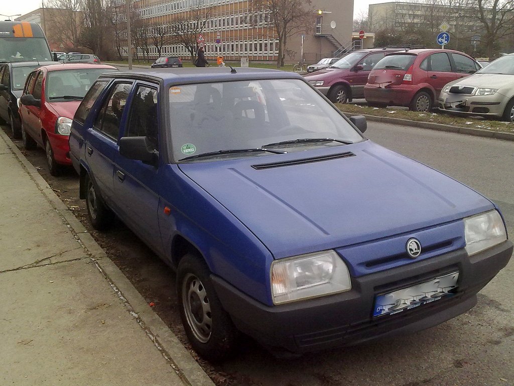 Auch selten zu sehen, die Kombi-Version des Skoda Favorit, der Skoda FORMAN LX (Produktionszeitraum 1990-1994), 11.02.13 Berlin-Pankow.