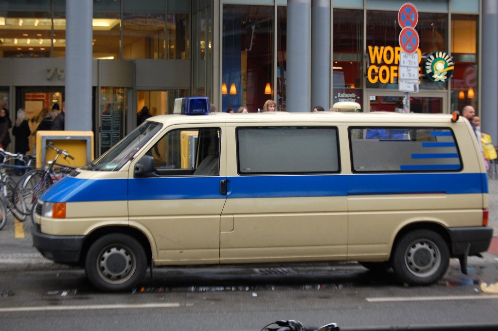 Auch dieser VW Krankentransporter mit blauen Warnstreifen gab seinen Betreiber nicht preiss, 07.03.09 Berlin Schnhauser Allee.