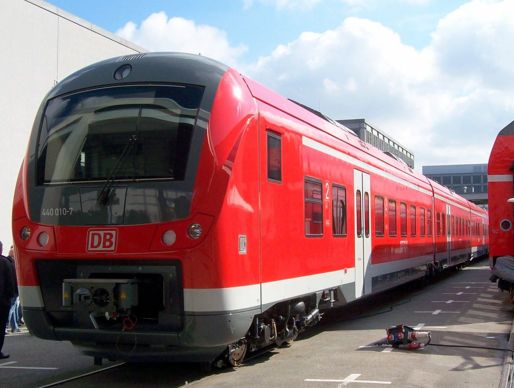Auf der InnoTrans 2008 wurde auch der von der DB bestellte Triebzug der BR 440, ein Coradia Continental  abgeletet von der BR 618 (Coradia LIREX) vom Hersteller Alstom prsentiert, im Bild 440 010-7. 