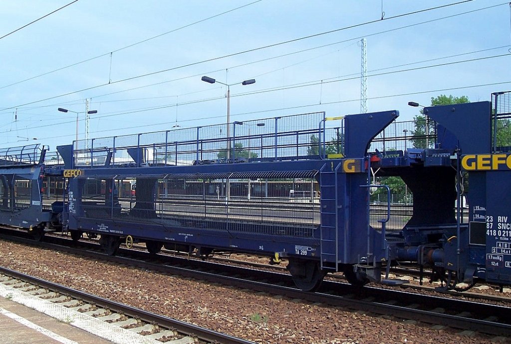 Autotransportwagen aus Frankreich mit zwei Radstzen der Fa. GEFCO mit der Nr. 23 RIV 87 SNCF 418 0 313-0(P) im Sommer 2007 Bhf. Flughafen Berlin-Schnefeld.