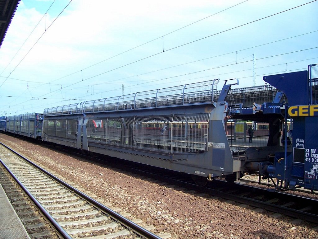 Autotransportwageneinheit aus Frankreich der Fa. GEFCO mit der Nr. 43 81 SNCF 427 3 602-0(P) im Sommer 2007 Bhf. Flughafen Berlin-Schnefeld.