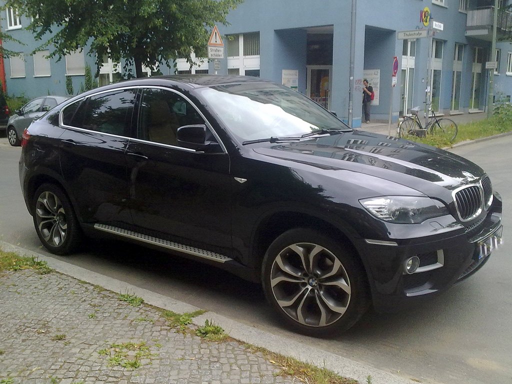 Beeindruckend, der neuere uerlich leicht vernderte SUV BMW X6, July 2013 Berlin-Pankow.