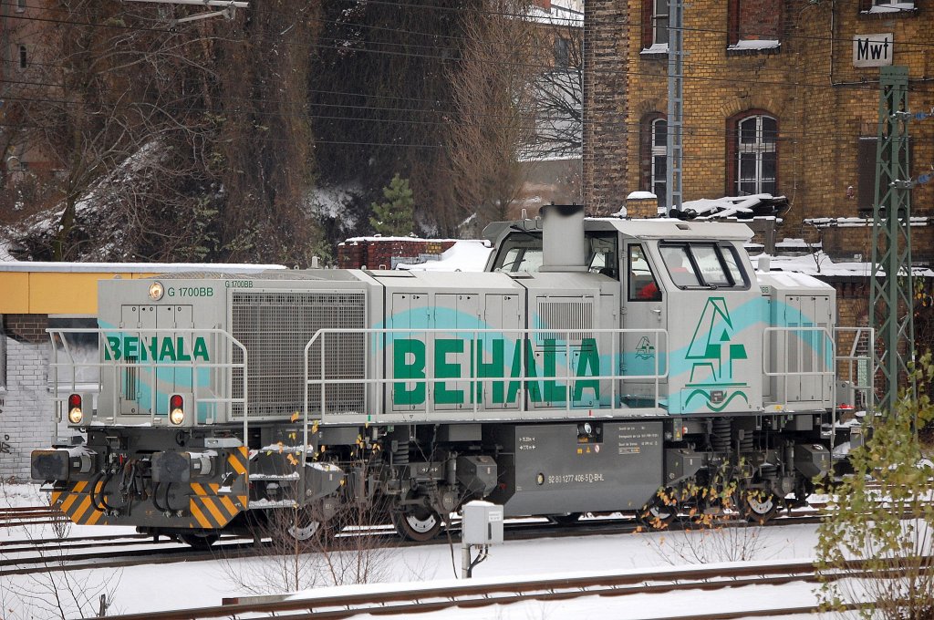 BEHALA Lok 20 (92 80 1277 406-5 D-BHL) hat gerade einen Containerzug veom Berliner Container Terminal abholbereit am ehemaligen Gbf. Berlin-Moabit abgestellt, 03.12.10 Berlin-Beusselstr.