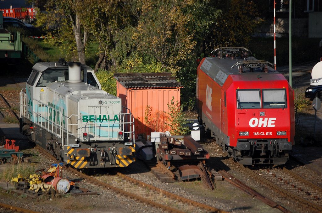 BEHALA Lok 20 (92 80 1277 406-5 D-BHL) + OHE 145-CL 015 (91 80 6145 093-1 D-OHE) pausieren am spzen Vormittag auf den Abstellgleisstcken des Berliner Westhafen, 20.10.11