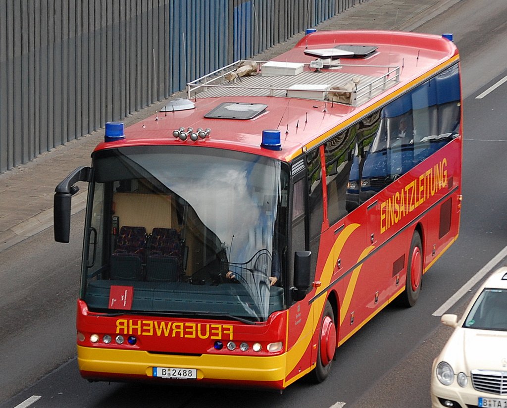 Bei Groschden- und Katastropheneinstzen kommt der HighTec Einsatzleitwagenbus ELW 3 der Berliner Feuerwehr zum Einsatz, er ist ist mit allem ausgestattet um ein Groschadenereignis zu managen, 08.06.09 Berliner Stadtautobahn Hhe Knobelsdorffstr. 