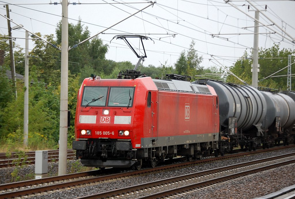 Bei strmenden Regen kommt kurz 185 005-6 mit Kesselwagenzug in Berlin-Blankenburg zum Halt am Hauptsignal um dem RE3 aus Richtung Berlin Karow den Vortritt zu lassen, 23.08.10