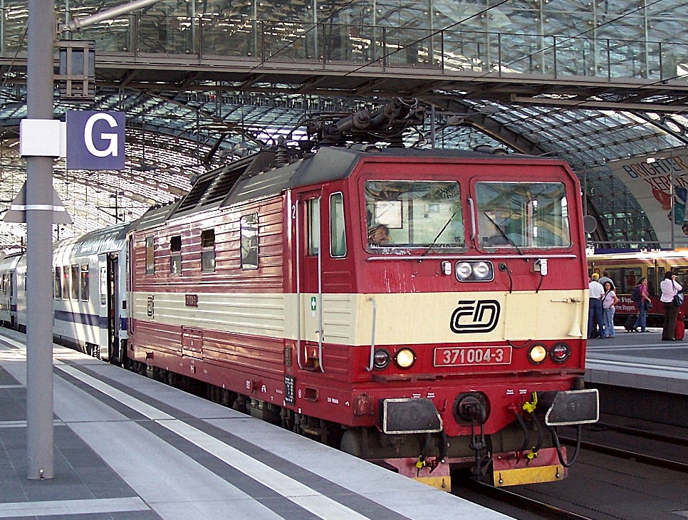 Bevor die BR 186 diese Aufgabe bernommen hat, zogen abwechselnd die DB BR 180 und tschechische CD BR. 371 den Berlin-Warschau Express, hier 371 004-3, Frhjahr 2006 Berlin-Hauptbahnhof.