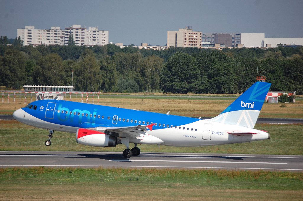 BMI Airbus A319-131 (G-DBCD) hebt Flughafen Berlin-Tegel ab, 21.08.10