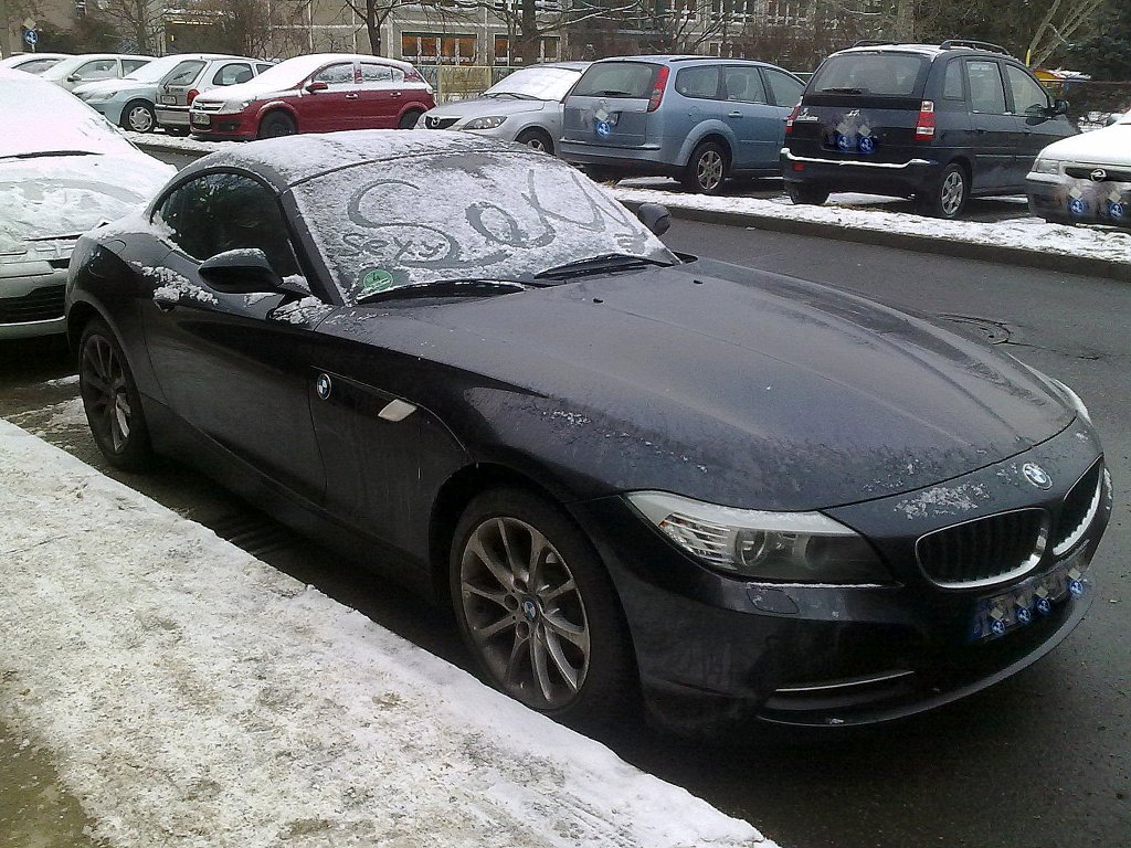 BMW Z4 Coup mit passender Einschtzung auf der schneebedeckten Frontscheibe, 15.01.13 Berlin-Pankow.