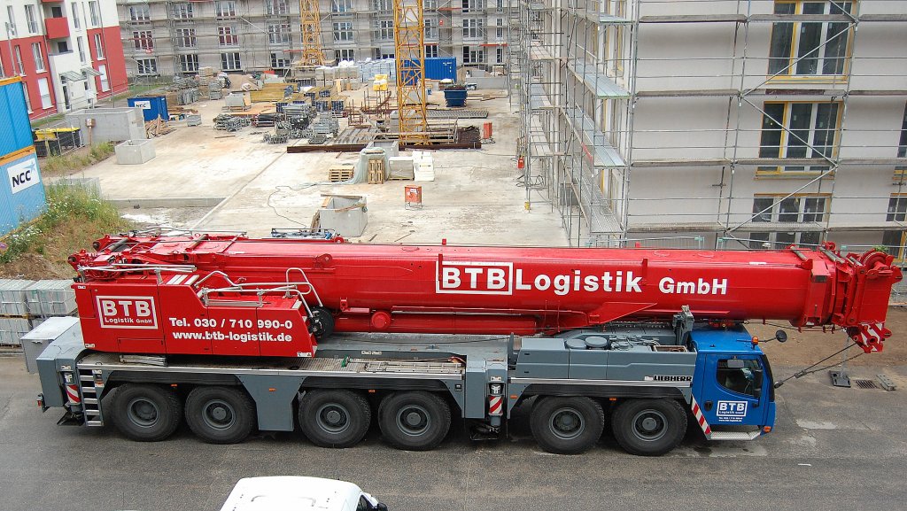 BTB Logistik mit einem LIEBHERR LTM 1300-6.1 Fahrzeugkran zum Hochkranabbau im Einsatz am 29.07.13 Berlin-Pankow.