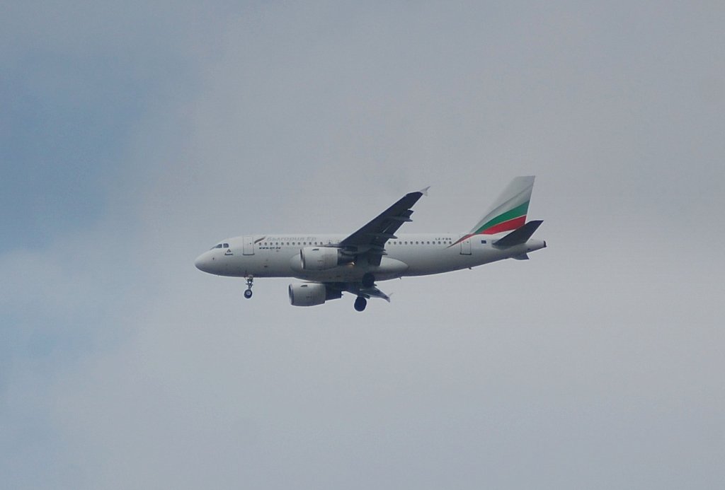 Bulgaria Air Airbus A320-214 (LZ-FBC) beim Landeanflug Flughafen Berlin-Tegel am 25.04.13 ber Berlin-Pankow.
