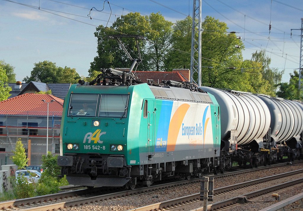 Captrain Leasinglok der R4C 185 542-8 (91 80 6185 542-8 D-CTD) mit Kesselwagenzug Richtung Bernau am 28.07.11 Berlin-Karow.  