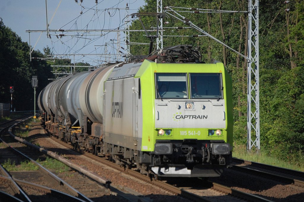 Captrain Lok 185 541-0 (91 80 6185 541-0 D-CTD) am 24.07.12 mit Kesselwagenzug Richtung Berlin-Karow in Berlin-Buch.