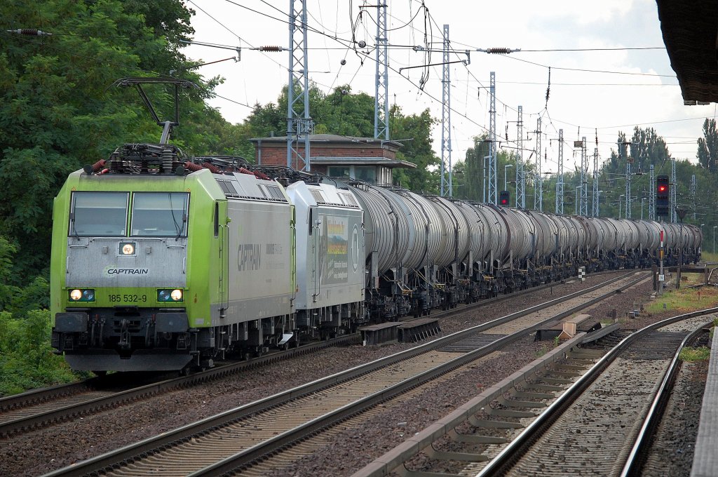 Captrain Mietlok von ITL 185 532-9 hat  ITL 185 548-5 und Kesselwagenzug am Haken Richtung Bernau, 29.07.13 Berlin-Karow.