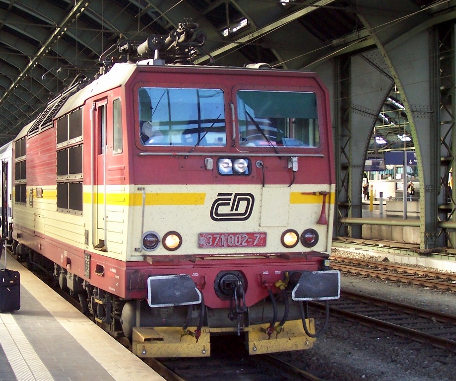 CD 371 002-7 mit dem Berlin-Warschau-Express im Jahr 2008 im Berliner Ostbhf.