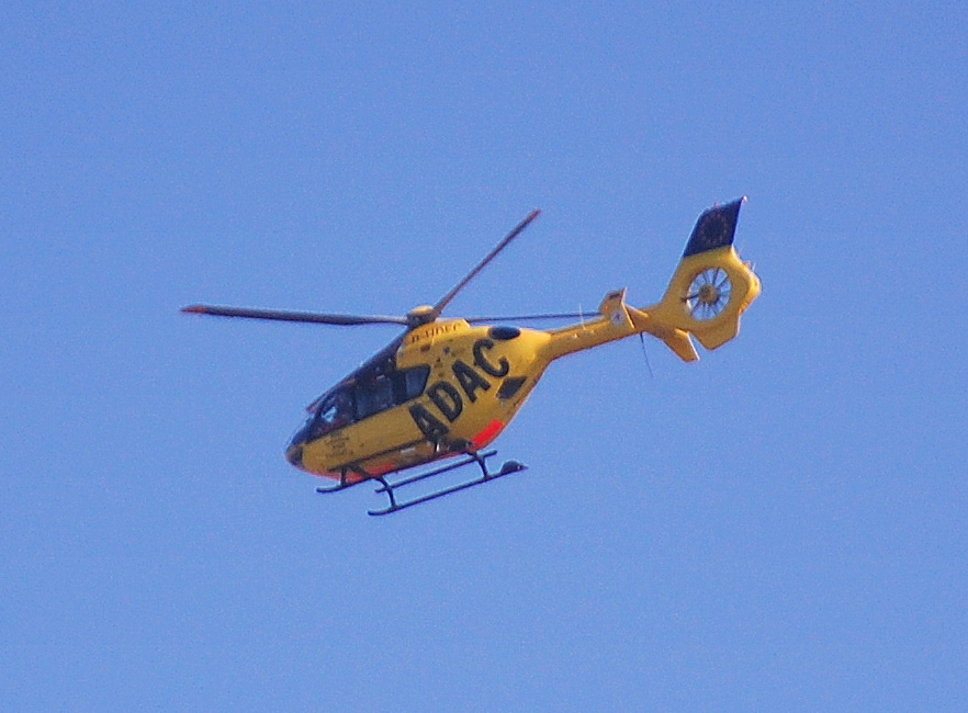 Christoph 31, ein ADAC Rettungshubschrauber Eurocopter EC-135-P2 (D-HDEC) ber Berlin-Moabit am 23.09.10 