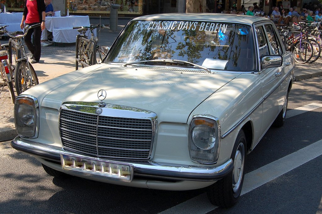Classi Days Berlin 2013, ein Diesel Mercedes-Benz Typ 115 D, Baureihe 220 D Baujahr 1974, 09.06.13