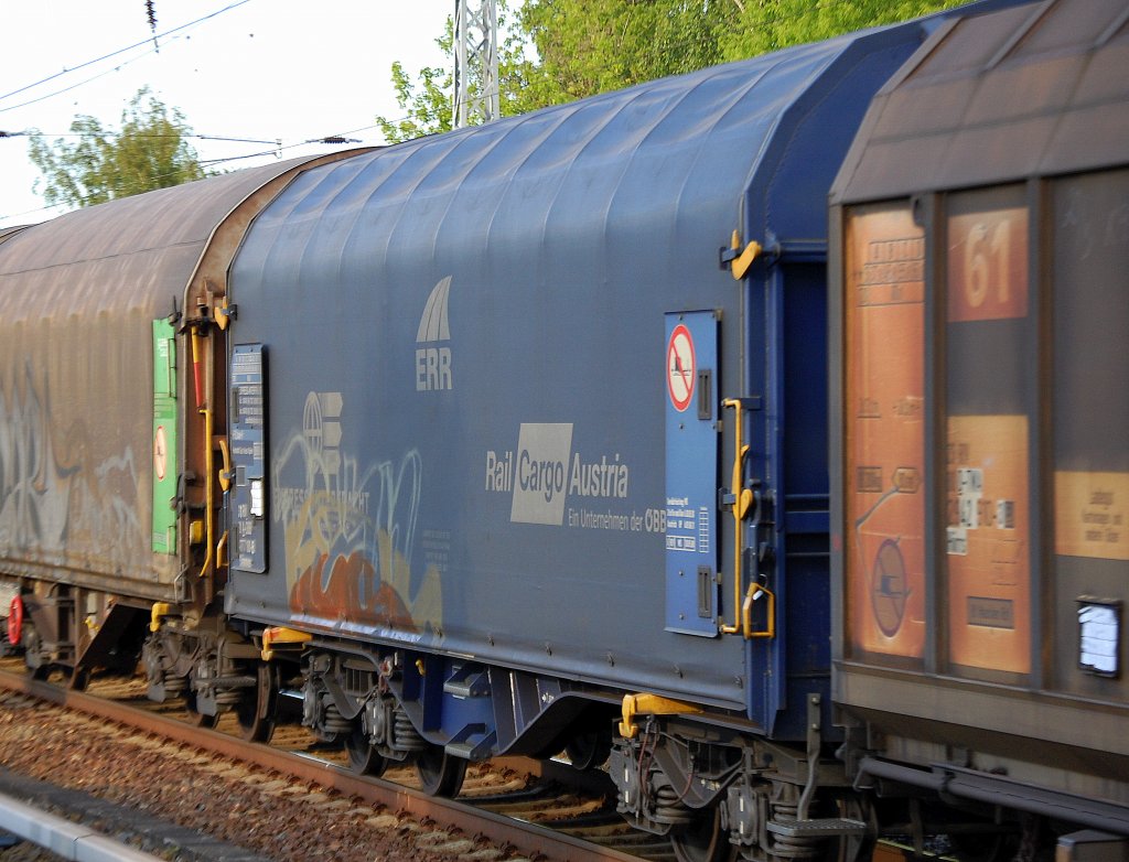 Coiltransportwagen mit blauen Plnenabdeckung der ERR fr Rail Cargo Austria im Einsatz siehe Planenlogo eingestellt mit der Nr. 31 RIV 81 A-BB 4771 184-8 Shimmns in einem Ganzzug fr Coiltransporte am 22.06.10 Berlin-Karow. 