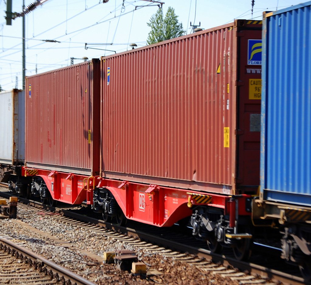 Containertragwageneinheit der DB eingestellt mit der Nr. 31 RIV 80 D-DB 4960 212-7 Sggrss 733.2, 02.05.09 Bhf. Flughafen Berlin-Schnefeld.