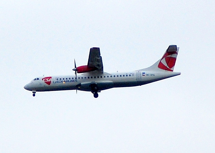 CSA mit einer Aerospatiale ATR-72-202 (OK-XFA) beim Landeanflug zum Flughafen Berlin Tegel am 07.07.08 ber Berlin-Pankow.