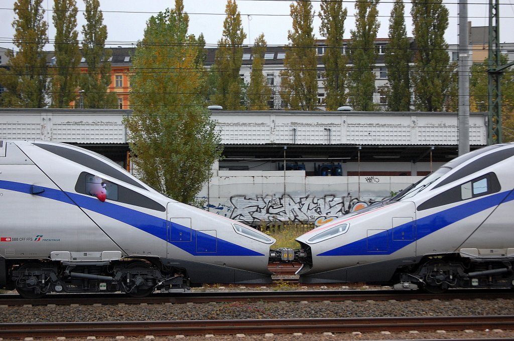 Da der Zug hier als Duo getestet wird und ich ein Fan dieser Spitznasen bin (sieht nun mal schnittiger und moderner aus als der neue klobige Siemens-ICE) mute ich auch ein Bild von der Verbindung beider Triebzge machen, 27.10.10 Berlin-Beusselstr.