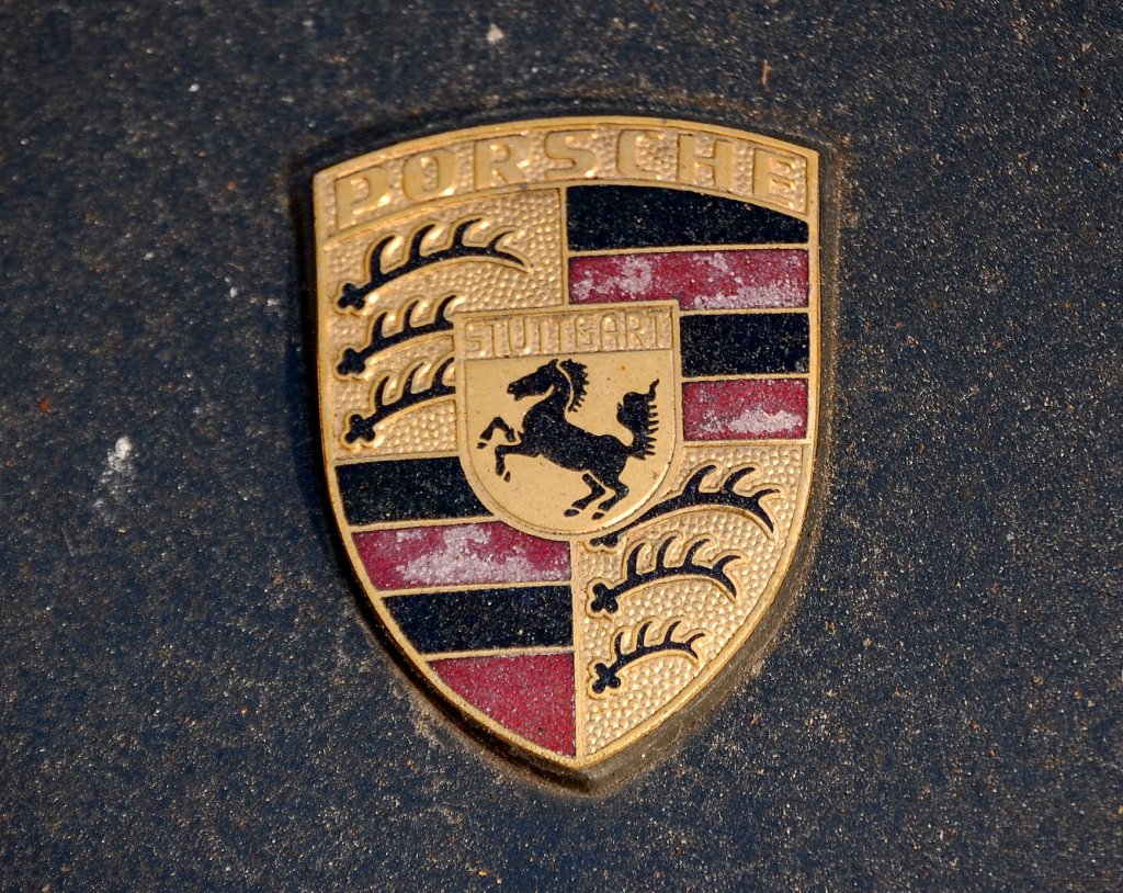 Das klassische Porsche Emblem auf der Fronthaube eines Porsche 924 S.